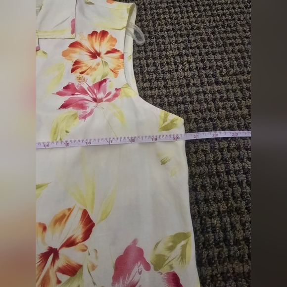Floral Sleeveless Women's Top - Picture 6 of 9